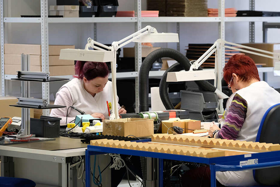 Woher sollen die fehlenden Fachkräfte in ein paar Jahren kommen? Im Bild: Mitarbeiterinnen des Sensorherstellers Micas im erzgebirgischen Oelsnitz.