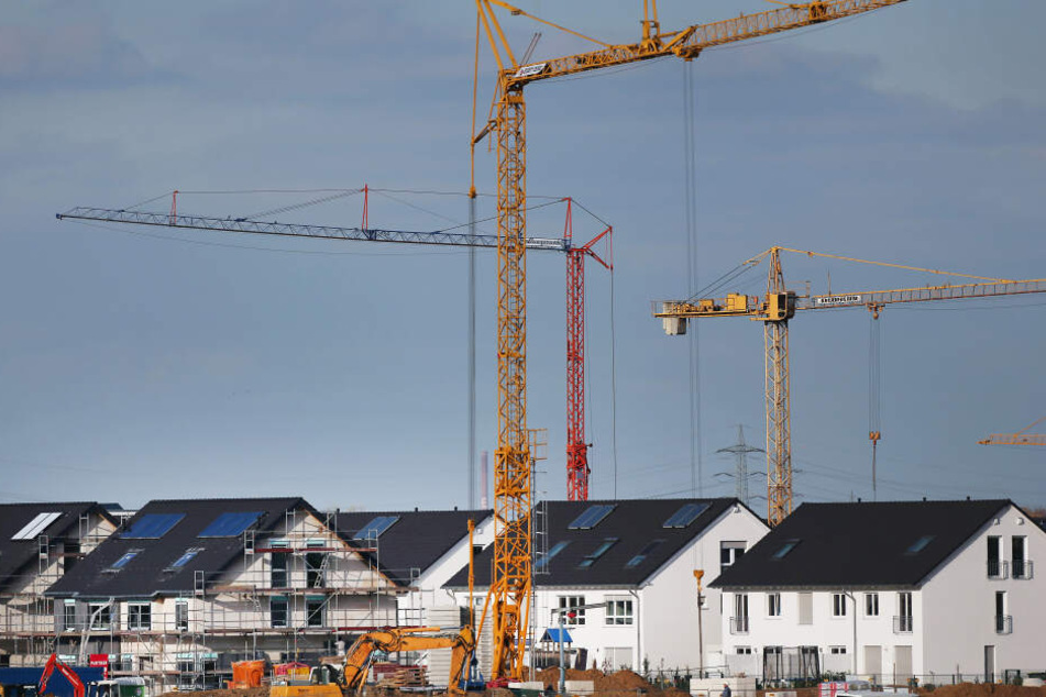 Der Bau von Wohnungen und Häusern in Köln kommt nicht mit dem Zuzug neuer Einwohner hinterher. (Symbolbild)