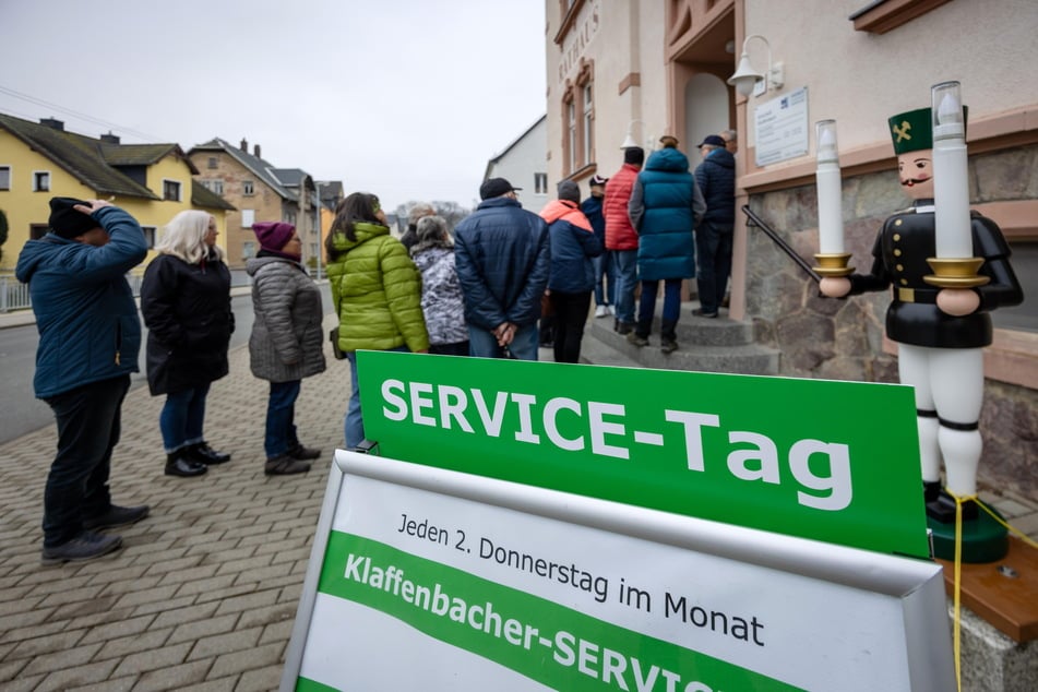 Auch am gestrigen Donnerstag bildete sich am Service-Tag eine Warteschlange vor dem Rathaus Klaffenbach.