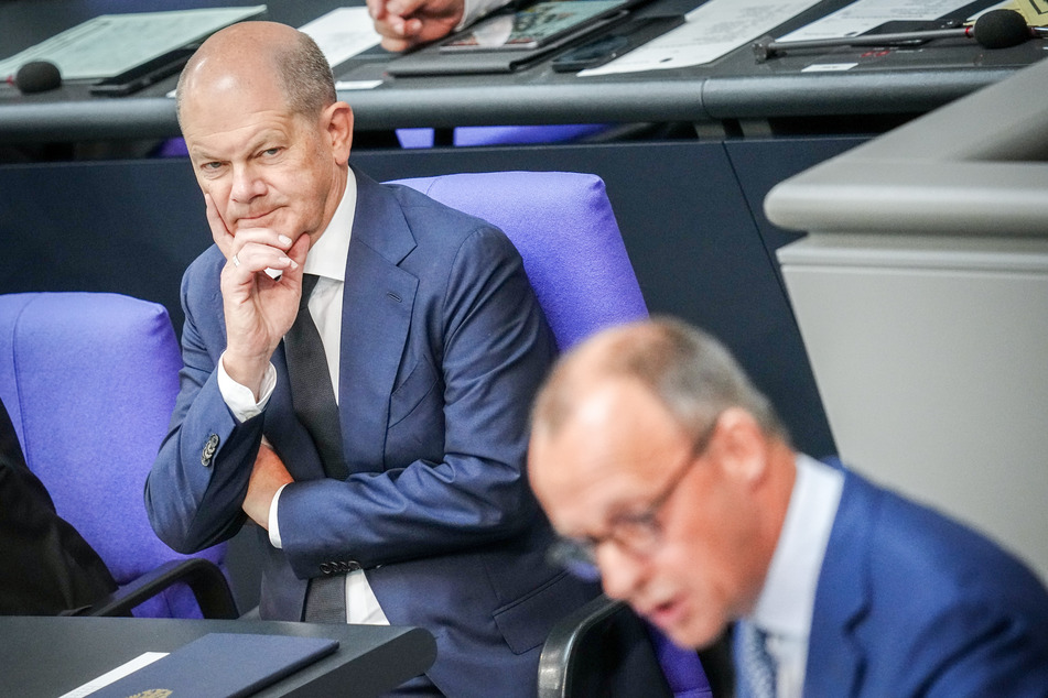 Bundeskanzler Olaf Scholz (65, SPD, l.) hat ein Auge auf CDU-Chef Friedrich Merz (67, r.) geworfen. (Archivbild)