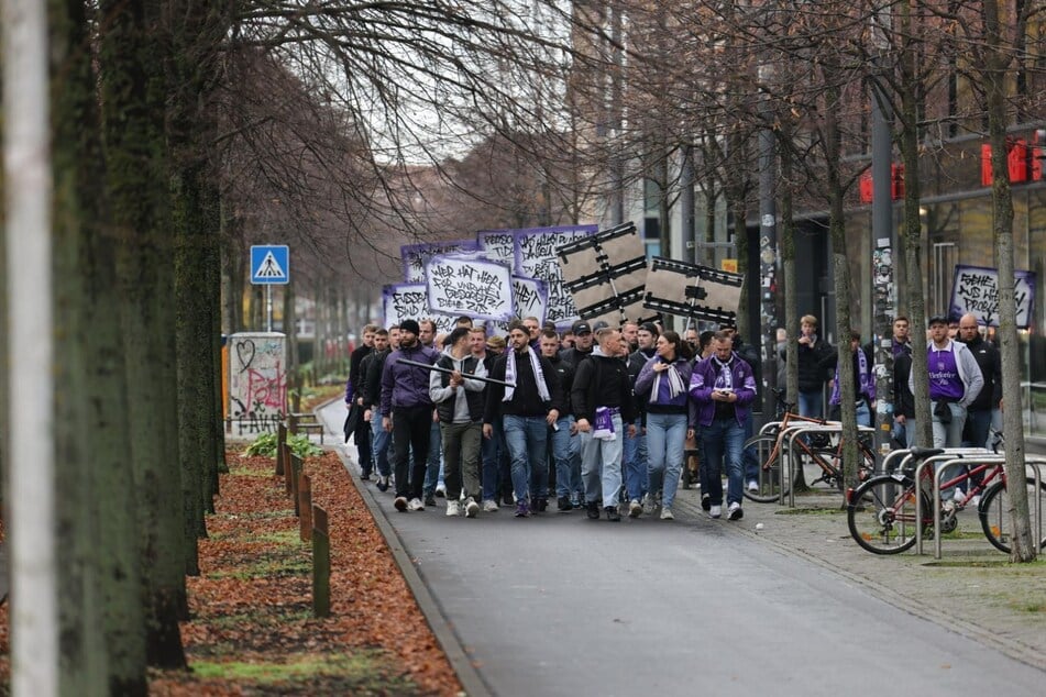 Anhänger verschiedenster deutscher Vereine, wie hier des VfL Osnabrück, zogen durch Leipzig.