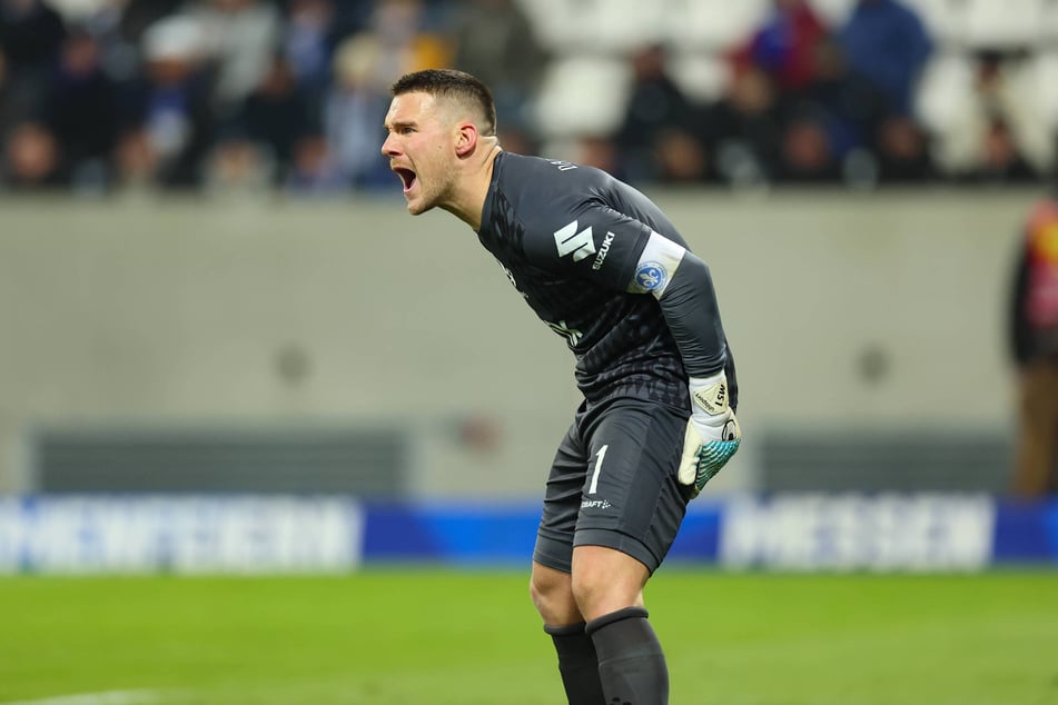 Darmstadts Torhüter Marcel Schuhen (33) platzte nach der Niederlage bei Dynamo Dresden aufgrund von Schiedsrichter Lars Erbst der Kragen.