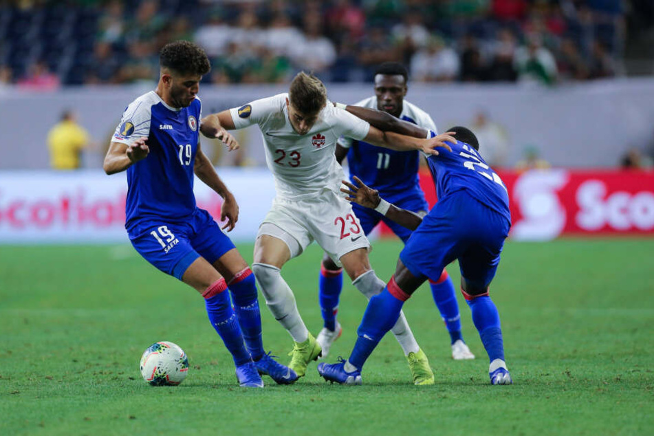 FSV-Neuzugang Marcus Godinho (M.) kämpft hier beim Gold Cup im Trikot Kanadas mit zwei Haiti-Kickern um den Ball.