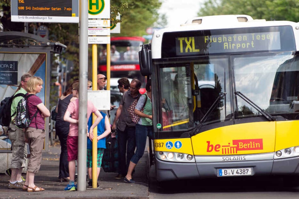 Fahrgäste steigen an der Haltestelle Unter den Linden in einen Bus.