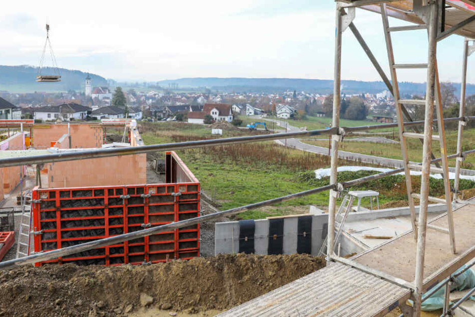 Vor Kurzem hatte eine Bauplatzvergabe in Ummendorf bei Biberach für Aufsehen gesorgt, da die Kommune bei den Bewerbungen einen Kinderbonus vorsah.