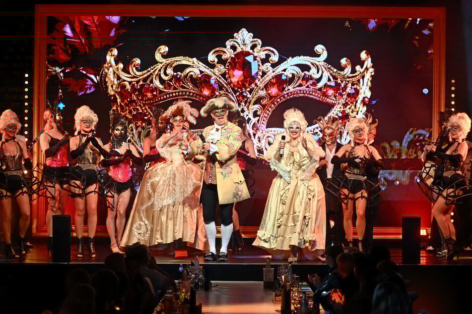 Das Eröffnungsbild versetzt die Zuschauer sofort an den Ort des Geschehens: den Karneval in Venedig.