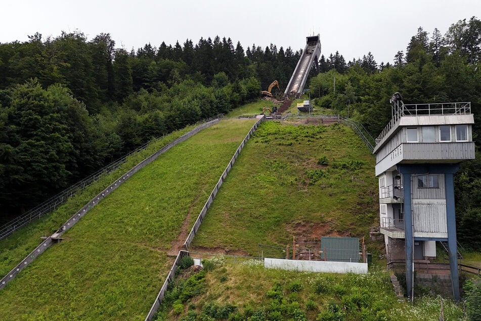 Der Anlaufturm der Inselbergschanze wird am Samstagabend abgerissen.