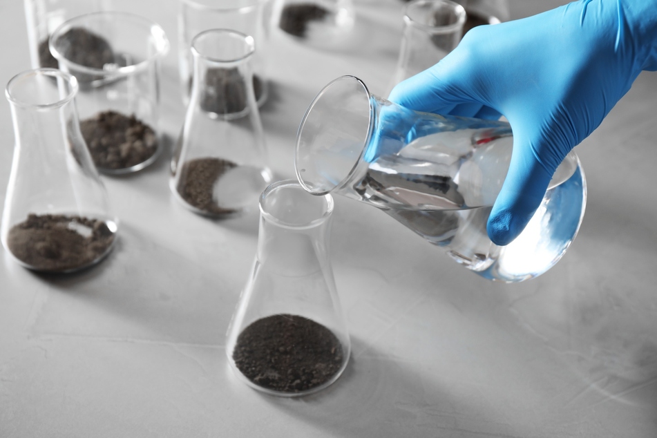 In einem Labor kann man die Schwermetalle in der Asche untersuchen lassen.