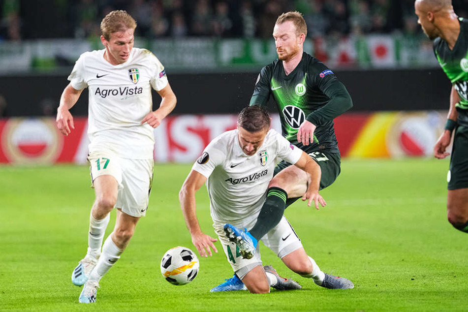 Maximilian Arnold (Zweiter von rechts) hielt mit dem VfL Wolfsburg vor enttäuschender Kulisse die Bundesliga-Fahne beim 3:1-Sieg in der Europa League gegen den PFK Olexandrija hoch.