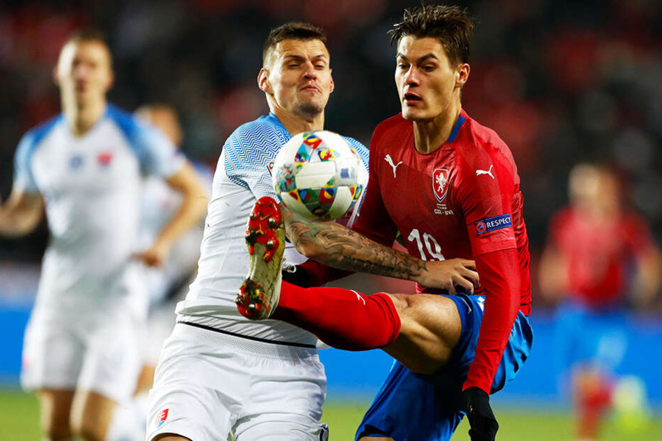 Der tschechische Nationalstürmer Patrik Schick (r.) soll erneut beim BVB auf dem Zettel stehen.