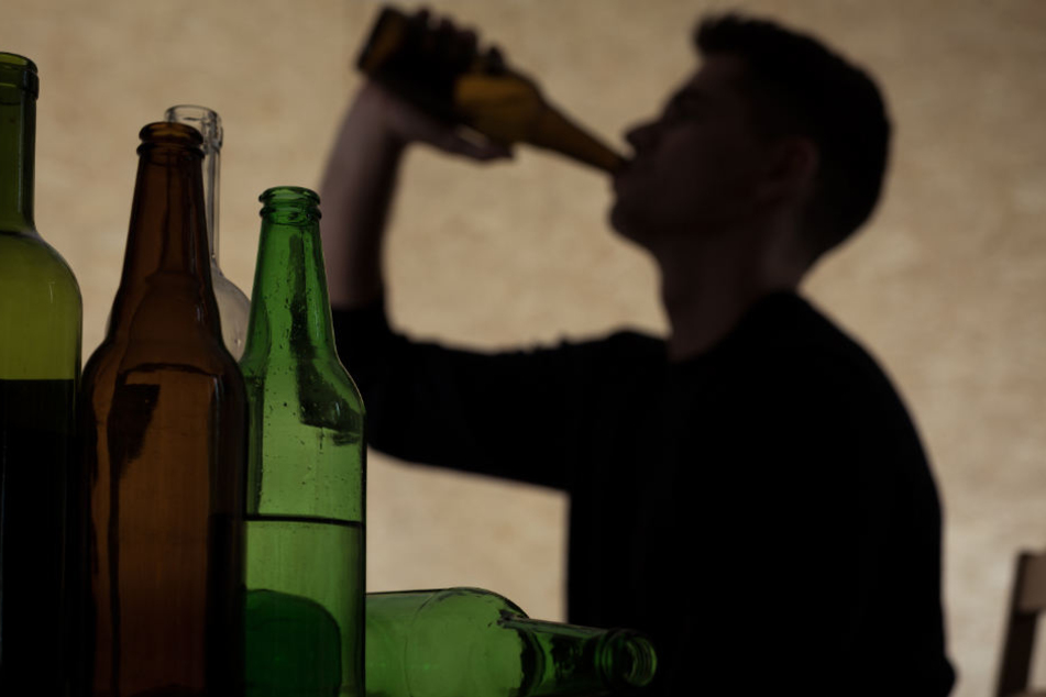 Die beiden Jungen haben sich heimlich am elterlichen Biervorrat bedient. (Symbolbild)