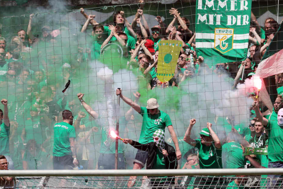 Die Stimmung im ausverkauften Alfred-Kunze-Sportpark war grandios. Die Fans peitschten ihr Team zum Sachsenpokal-Sieg - auch wenn unerlaubter Weise Pyrotechnik zum Einsatz kam.