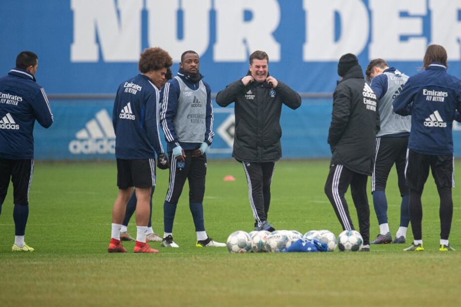 Dieter Hecking steht beim ersten Training im neuen Jahr mit seiner Mannschaft auf dem Platz.