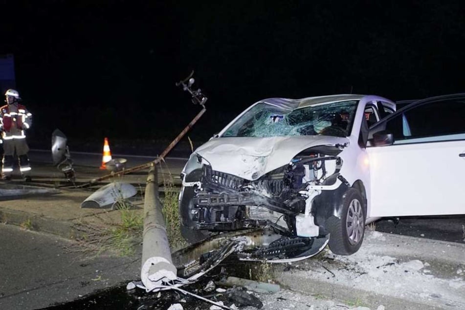 Durch die Wucht des Aufpralls stürzte die Laterne auf den VW.