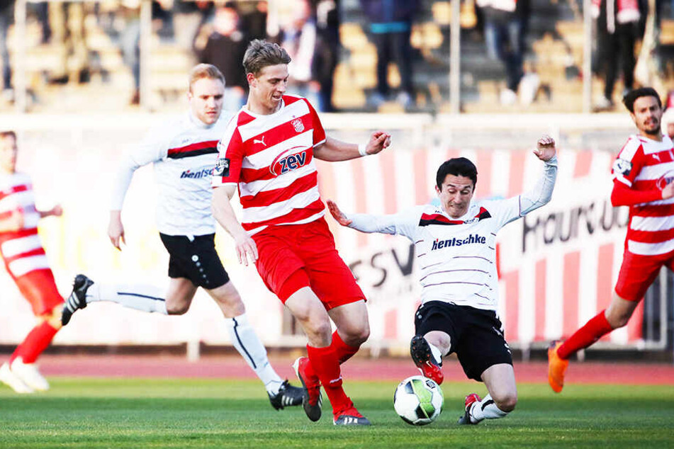 FSV-Angreifer Lion Lauberbach (M.) traf zum vorentscheidenden 2:0 für Zwickau.