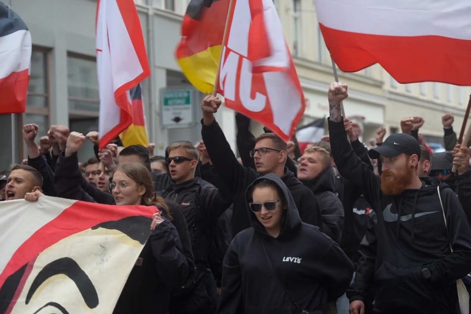 In zwei Fällen wurden von den Gegendemonstranten verfassungsfeindliche Sprüche skandiert und zur Anzeige gebracht.