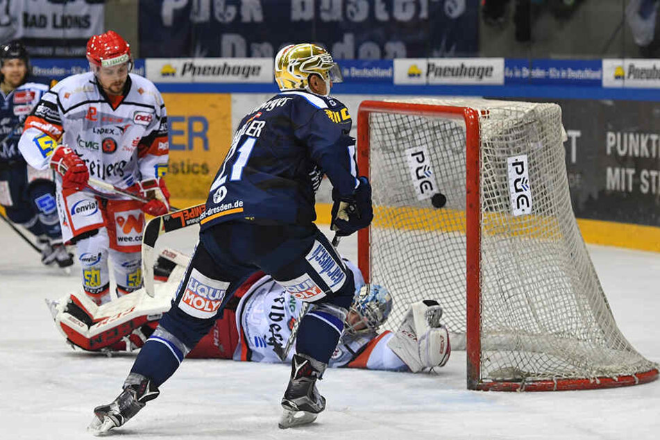 Alexander Höller (M.) trifft gegen die Eispiraten regelmäßig. Schießt er heute die Eislöwen in Crimmitschau zum ersten Derbysieg der Saison?