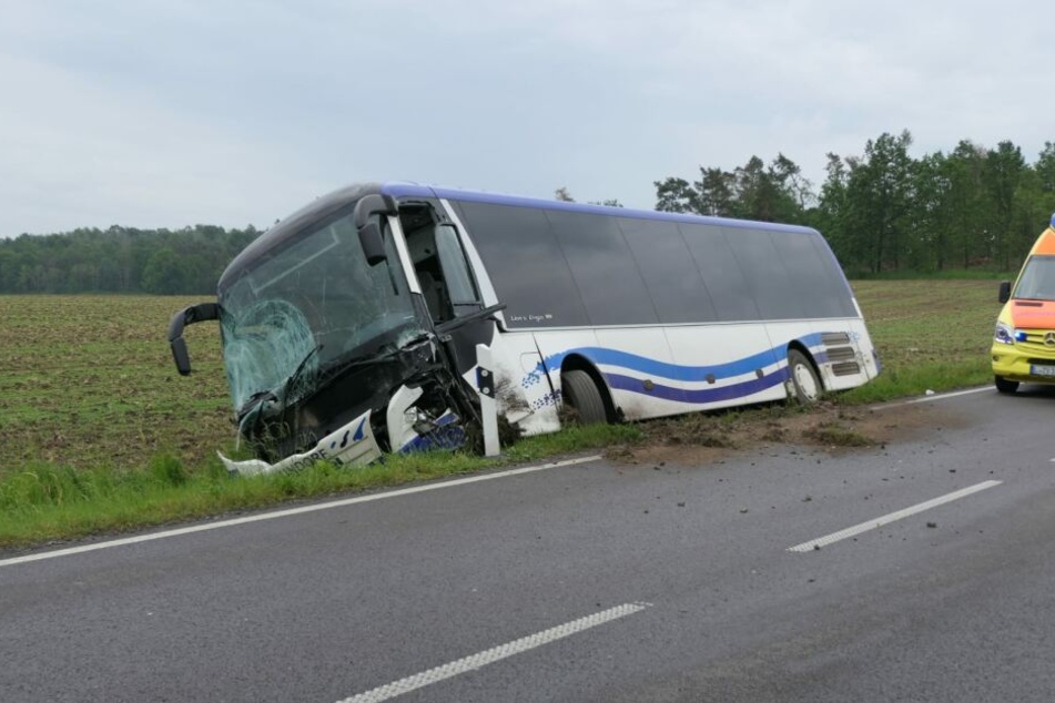 Der Bus soll laut Zeugenaussagen vor dem Frontalzusammenstoß Schlangenlinien gefahren sein. Gegen den Fahrer (75) wird nun wegen fahrlässiger Tötung ermittelt.