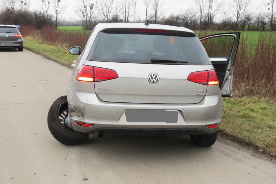 Auch der VW wurde durch den Aufprall beschädigt.