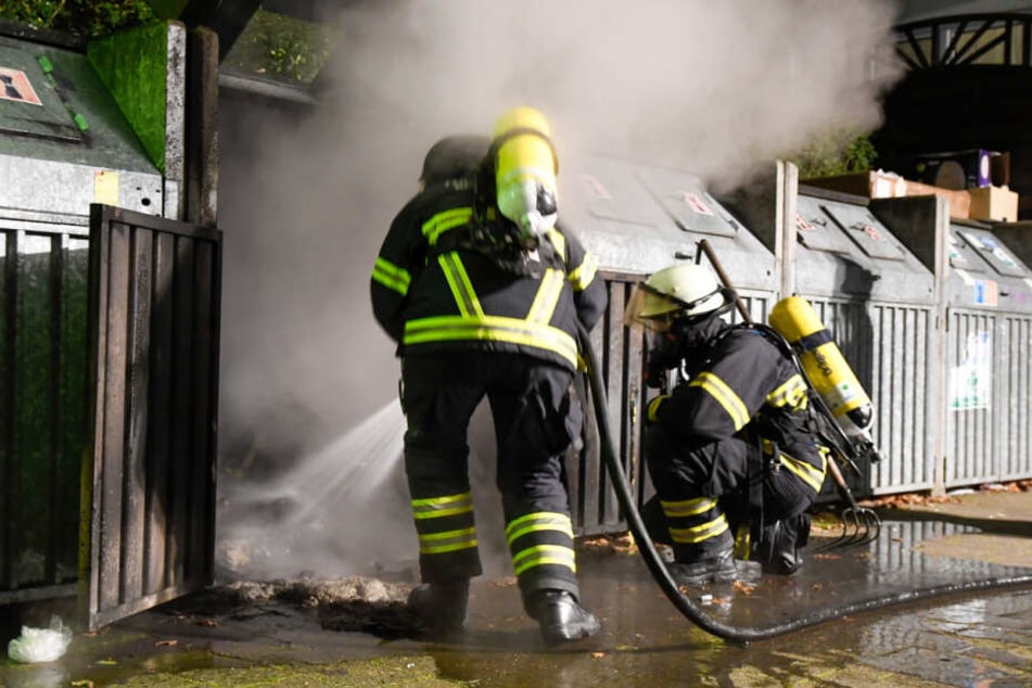 Die Feuerwehr musste einen brennenden Müllcontainer löschen.