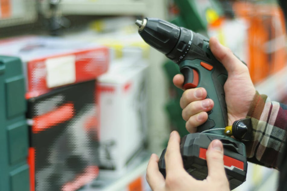 Baumarkt-Dieb wirft Akkuschrauber über Zaun, dann zückt er ein Messer