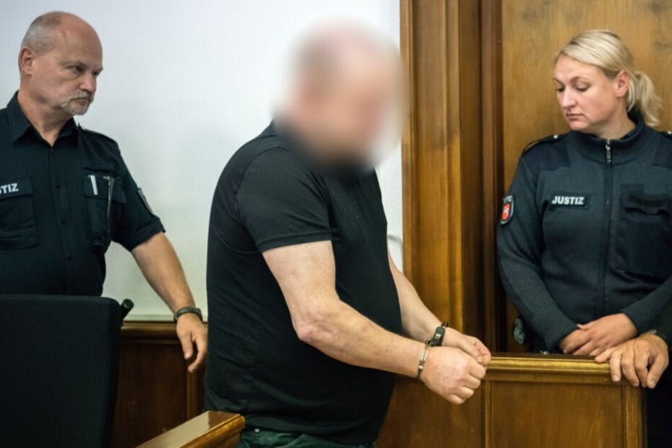 Der Angeklagte betritt in Handschellen den Gerichtssaal.