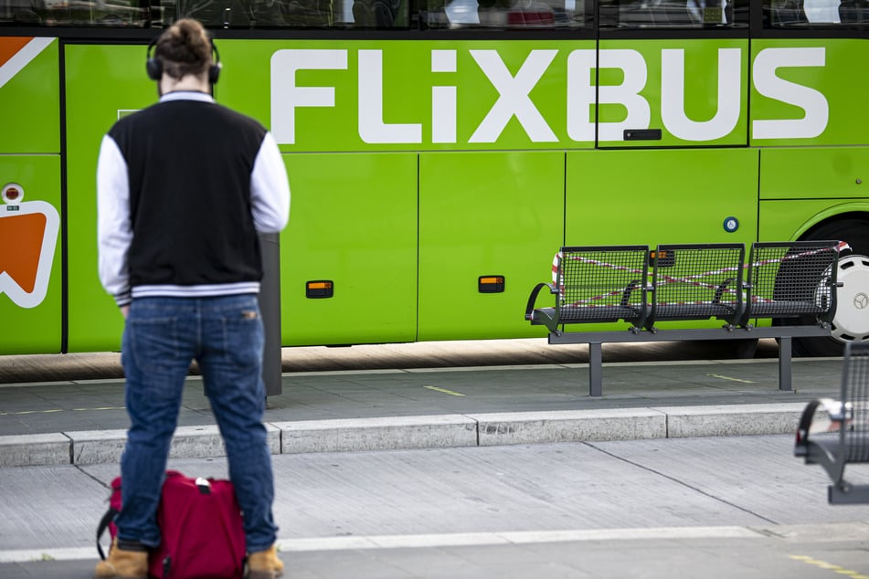 Ein Flixbus steht im Zentralen Omnibusbahnhof in Berlin. Der Fernreise-Anbieter stellt seinen Betrieb im November vorübergehend ein.