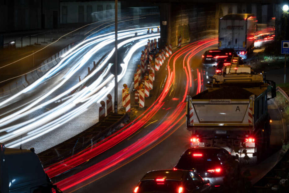 Autos stauen sich in Stuttgart vor einem Tunnel.