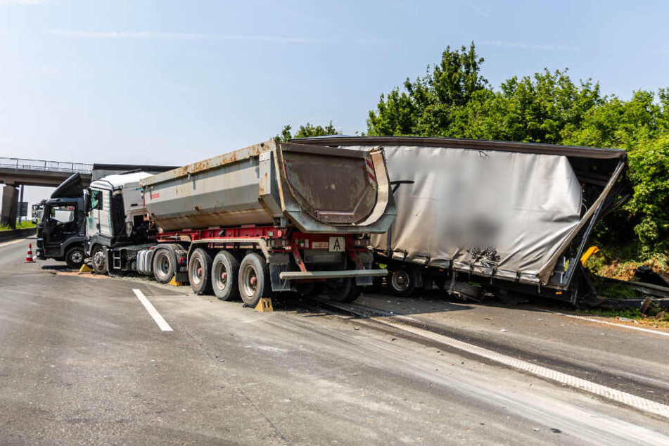 Beide Lastwagen wurden durch den Unfall in Mitleidenschaft gezogen.
