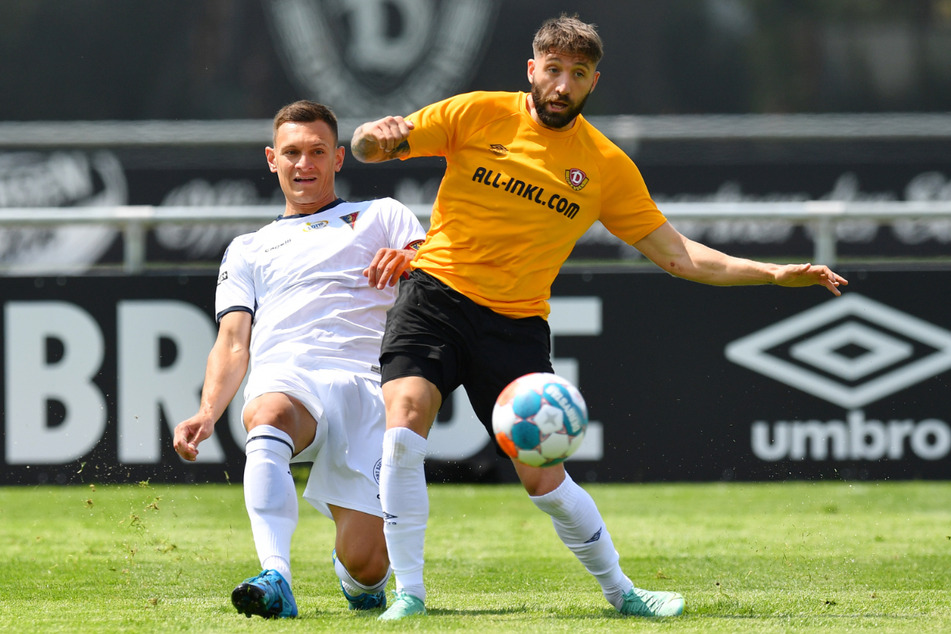 Brandon Borrello (r.) schirmt vorm Stettiner Damian Dabrowski den Ball ab.
