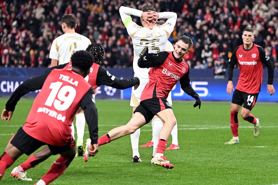 Florian Wirtz (2.v.r.) brachte den Deutschen Meister im ersten Durchgang auf Achtelfinal-Kurs.