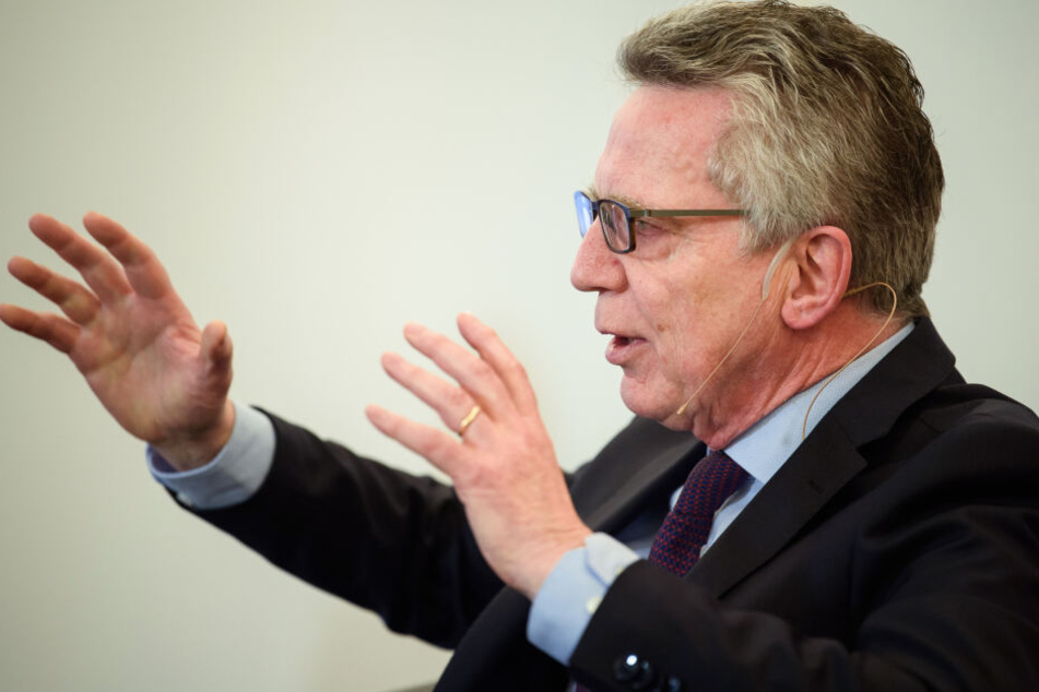 Die Grünen fordern: Thomas de Maiziere (65, CDU) muss als ehemaliger Innenminister eine Aussage zur Abschiebung vom Amri-Freund machen.