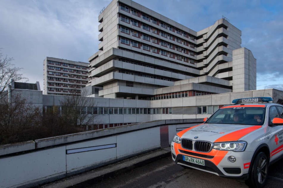 An der Klinik am Eichert fährt ein Notarztfahrzeug von der Notaufnahme weg. In Göppingen wurde der erste Coronakranke in Baden-Württemberg bestätigt.