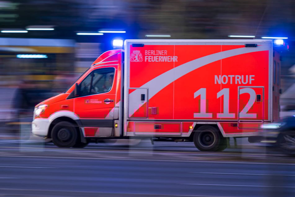 Der junge Mann musste vom Rettungsdienst ins Krankenhaus gebracht werden. (Symbolfoto)