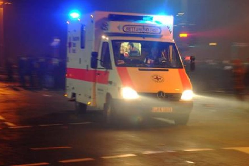 Die Einsatzkräfte des Rettungsdienstes wollten ihm helfen. Das gefiel dem aggressiven Mann überhaupt nicht.