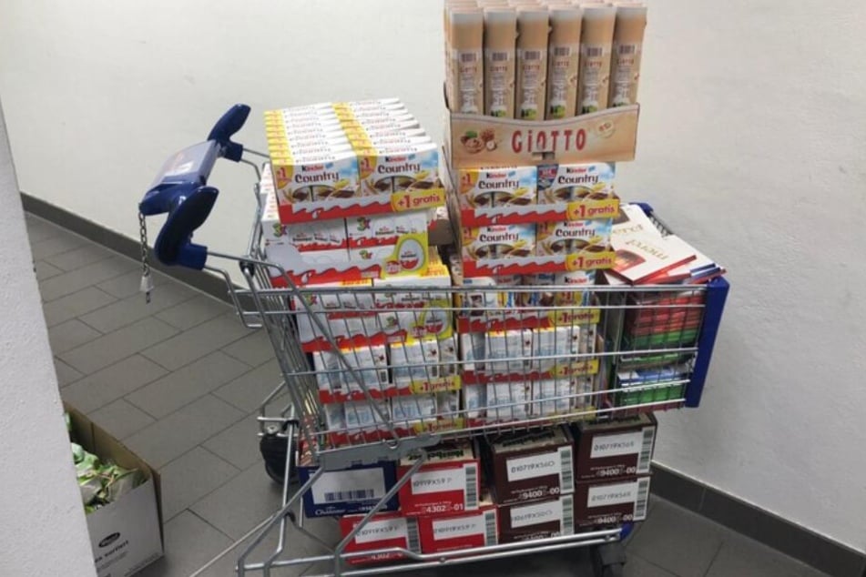 Mit einem Wagen voller Süßigkeiten wollten die Täter aus dem Laden spazieren.