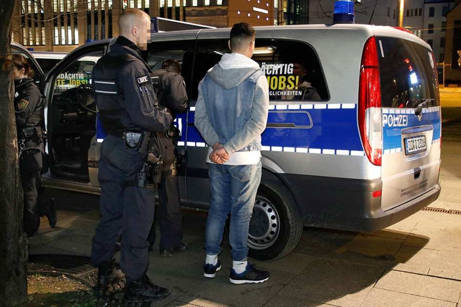 Drogenrazzien wie hier an der Zenti gehören zum Polizeialltag. Noch ist Chemnitz aber kein ganz "Heißes Pflaster".