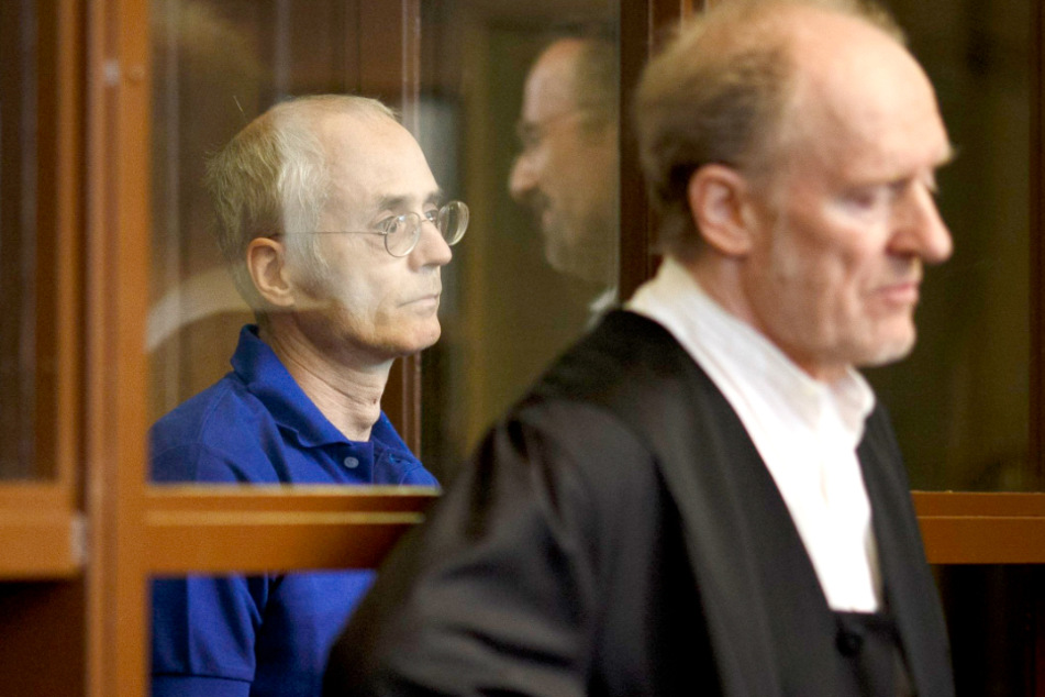 Der 57-jährige Angeklagte steht hinter Eckart Wähner (r.), Verteidiger, vor dem Prozessauftakt.