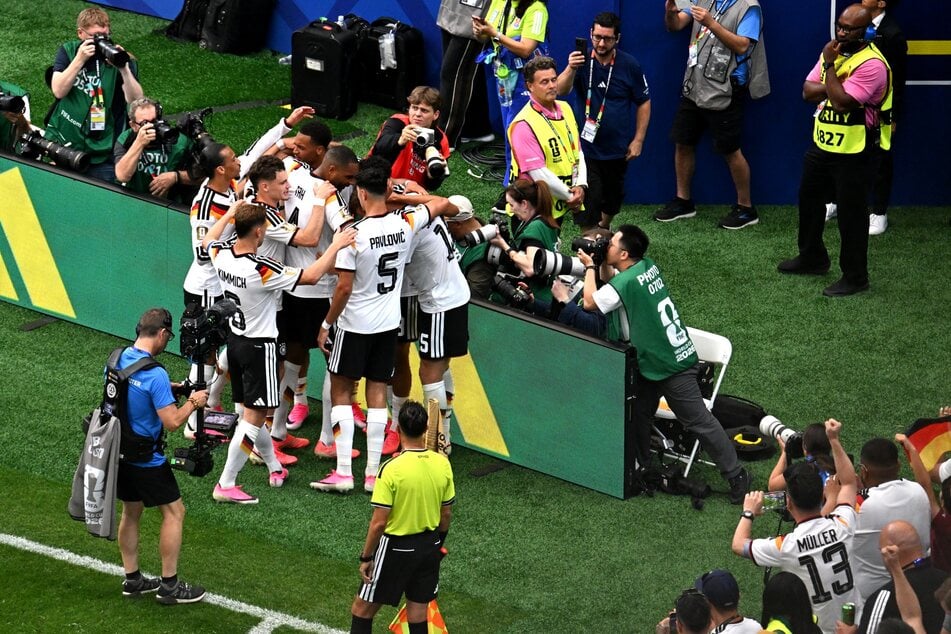 Das DFB-Team freut sich gemeinsam über das vierte Tor.
