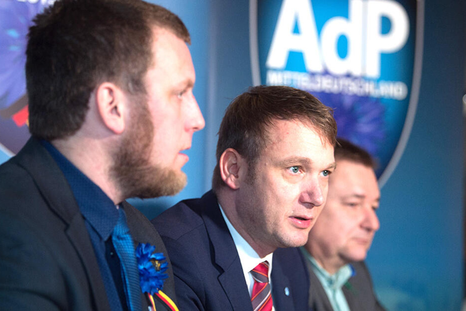 Auf einer Pressekonferenz spricht André Poggenburg (M), Vorsitzender der Partei Aufbruch deutscher Patrioten (AdP), neben dem stellvertretenden Vorsitzenden Egbert Ermer (r.) und dem Vorstandsmitglied Benjamin Joseph Przybylla (l.).
