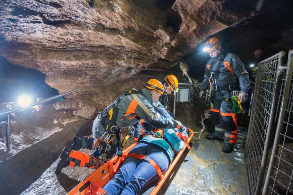 Die Retter mussten in 16 Meter Tiefe, um die vermeintlich umgekippte Frau zu retten.
