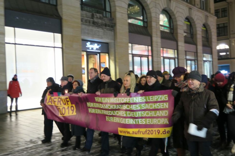 Neben OB Burkhard Jung (4. v. l., SPD) und Irena Rudolph-Kokot (M., SPD), beteiligte sich am Montagabend unter anderem auch Prinzen-Sänger Sebastian Krumbiegel an der Demonstration durch die Leipziger Innenstadt.