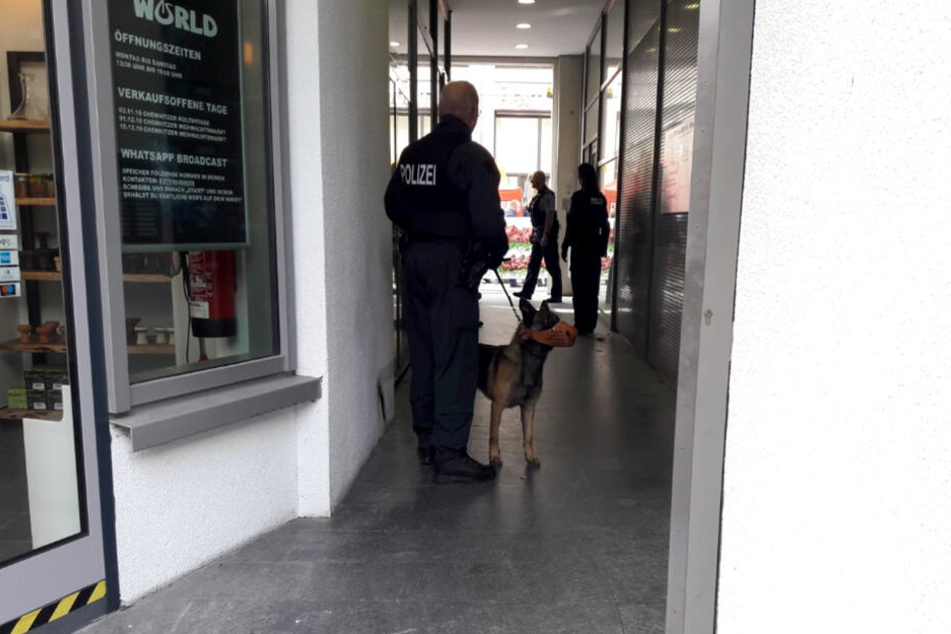 Die Beamten bereiten die Räumung vor.