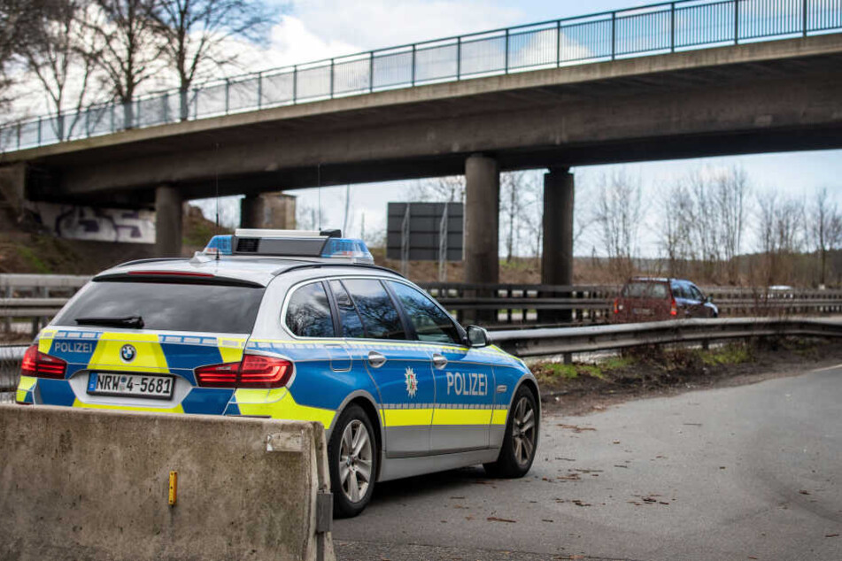 Polizisten in NRW halten Ausschau nach dem Verdächtigen.
