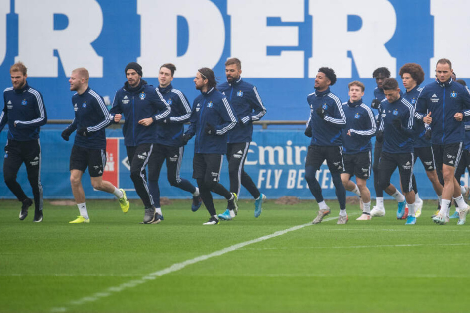 Die Mannschaft dreht auf dem Trainingsplatz ihre Runden.