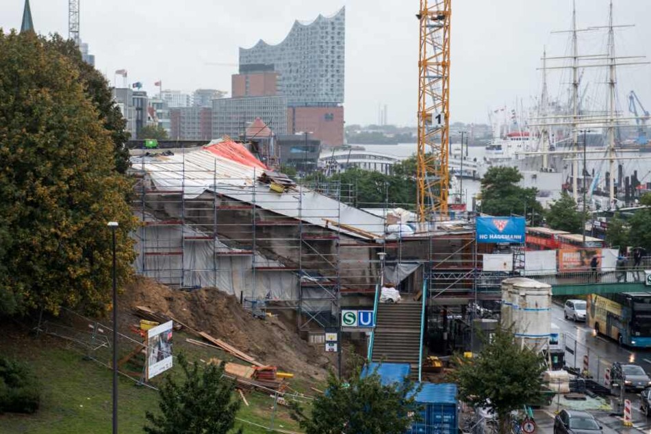 Blick auf die Baustelle am U-Bahnhof Landungsbrücken am Hafen.
