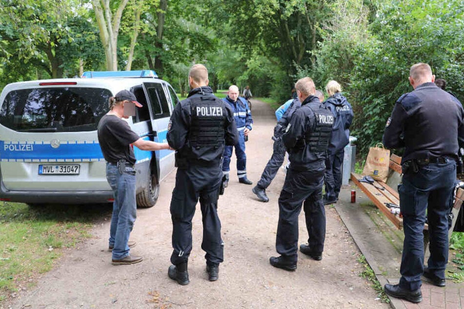 Die Polizei umstellt mit zahlreichen Beamten den mutmaßlichen Schützen.