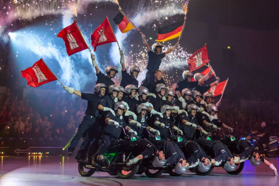 Die Pyramide besteht aus fünf Motorrädern und 27 Polizisten.