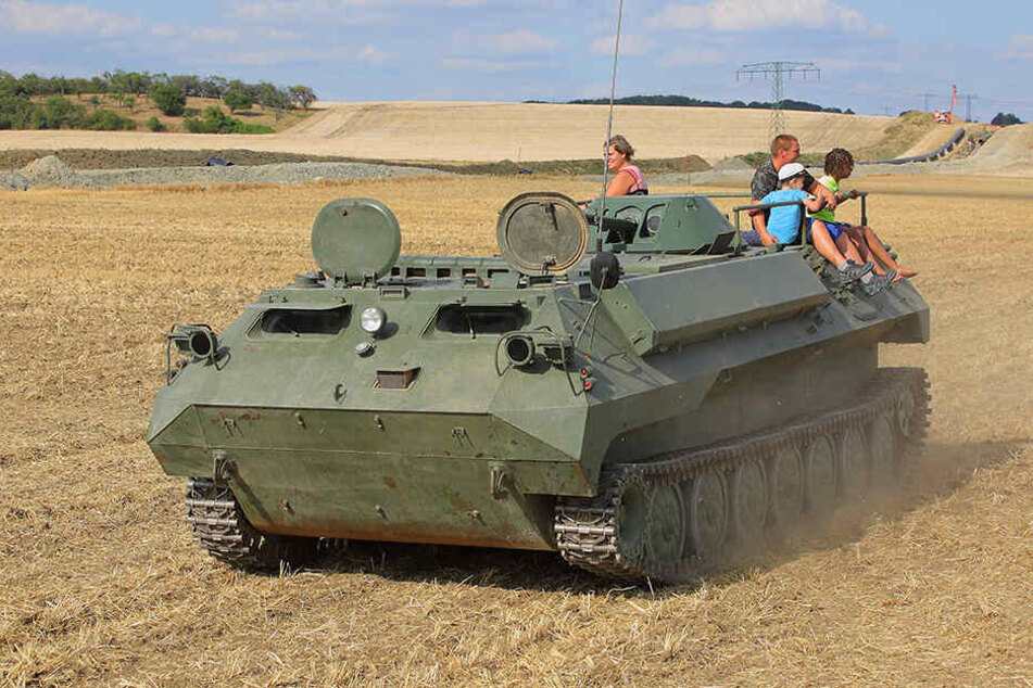 Besucher durften sogar auf dem früherer Truppentransport-Panzer ("MT-LBu") mitfahren.