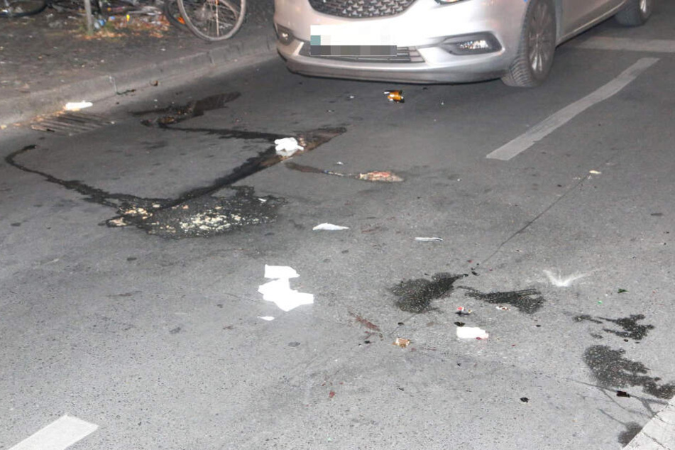 Eine abgebrochene Bierflasche liegt unter einem Auto auf der Skalitzer Straße.